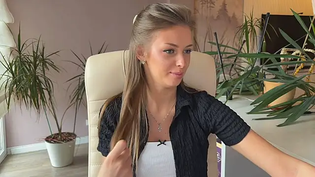 MonaBlisss' Live XXX Chat