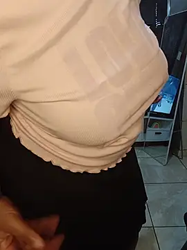 XXX chat uživo modela CURVEYDOLLXX