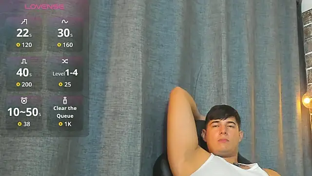 Show modela Valentino_Luxx na web-kameri