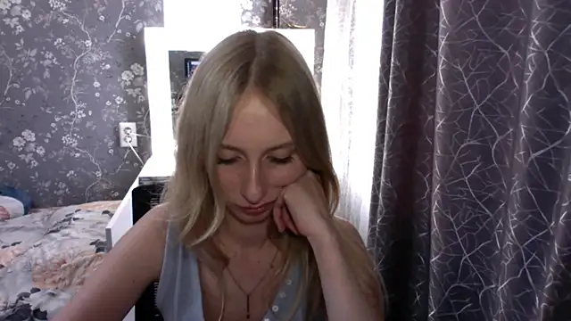 AliceTwinkle's Webcam Show