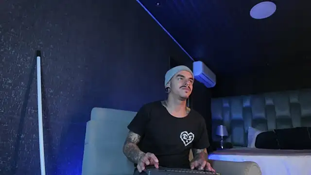 Chat +18 de kaletattoo ao vivo
