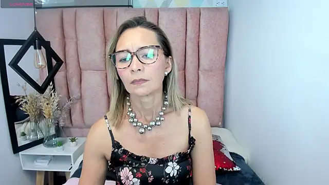 Issa_Milf__'s Live XXX Chat