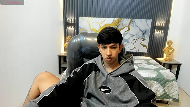 AdrianFranko Adlı Modelin Canlı XXX Sohbeti