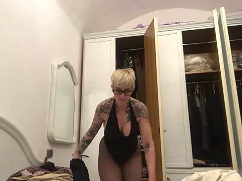 bornsinfull's Live XXX Chat