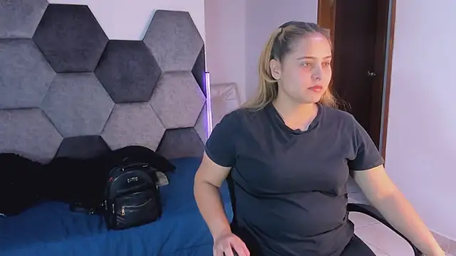 MikaelaStone élő XXX-chatje