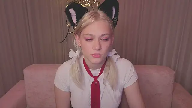KaraLiin live XXX chat