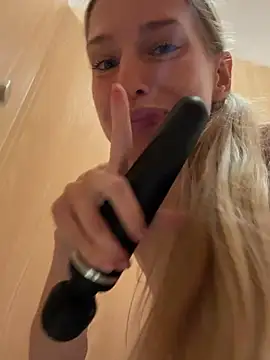 kira_mia's Live XXX Chat