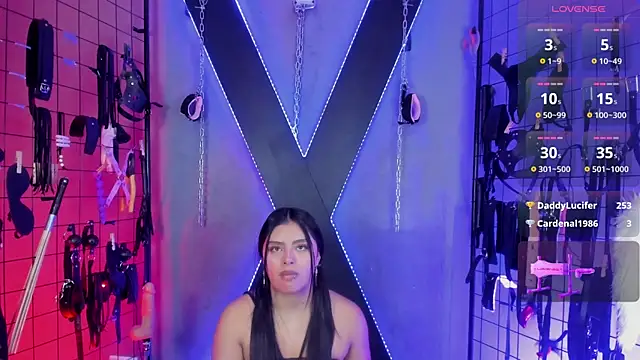 Show modela IzobethAri_BDSM na web-kameri