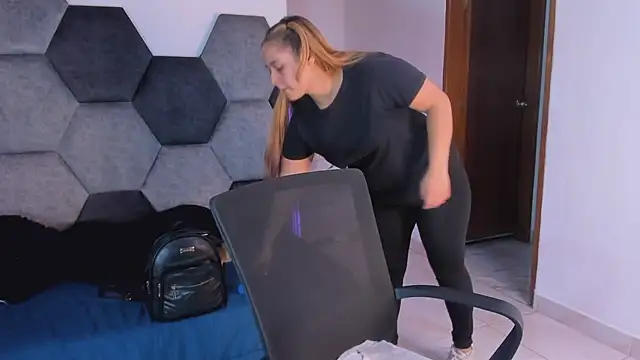 Chat XXX en directo de MikaelaStone