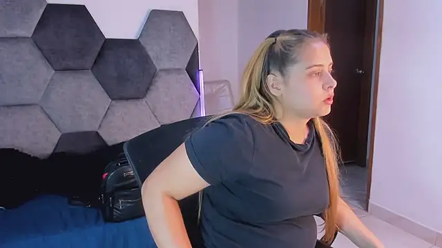 MikaelaStone লাইভ XXX চ্যাট
