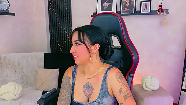 EmmyEvans1's Live XXX Chat