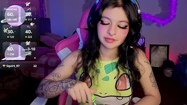 larah_uwu's Live XXX Chat