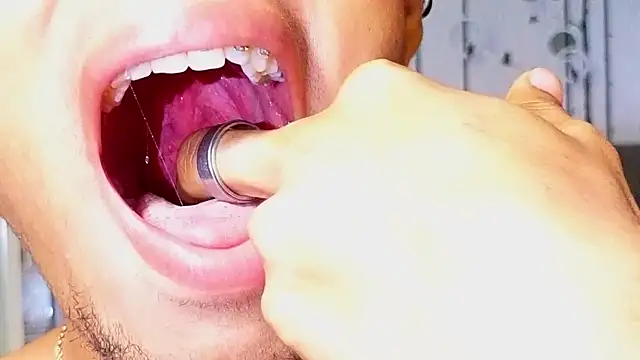Alex_Bloom élő XXX-chatje