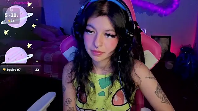 larah_uwu's Live XXX Chat