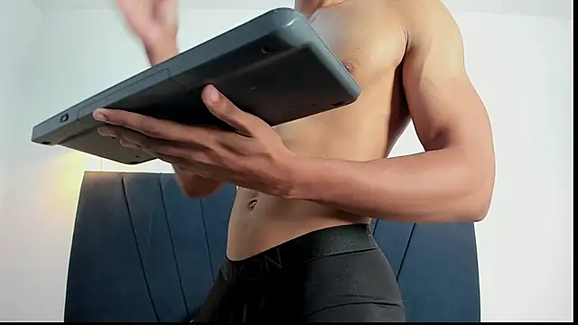michael_cum23 élő XXX-chatje