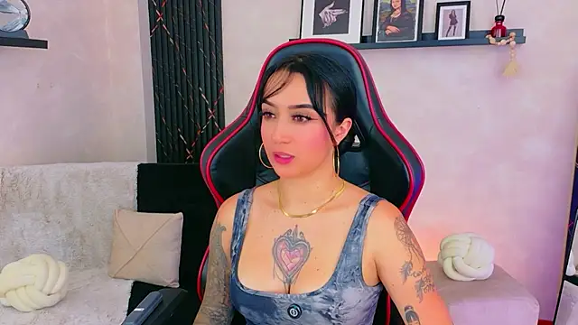 EmmyEvans1 Adlı Modelin Canlı XXX Sohbeti