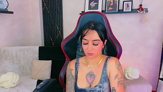 EmmyEvans1's Live XXX Chat