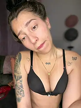 _QaraH Chat XXX in diretta