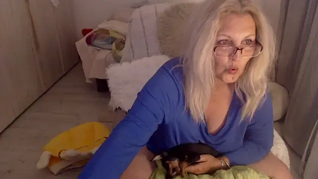 Divineblond Adlı Modelin Canlı XXX Sohbeti