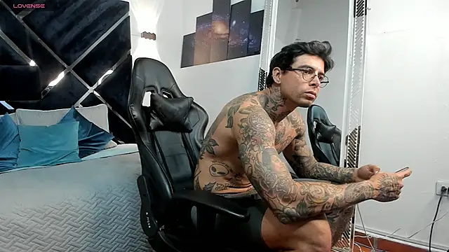 Show modela EdoardoJS na web-kameri