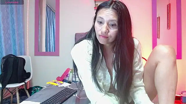 naya_10's Live XXX Chat