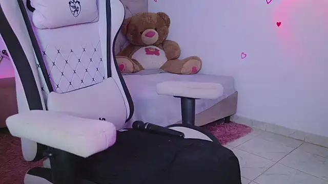 BrunetteAdams001's Live XXX Chat
