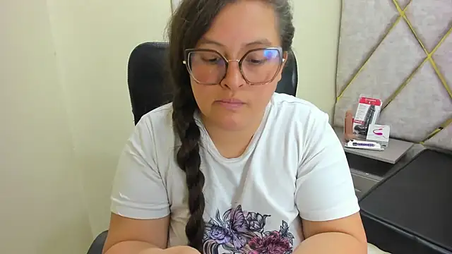 Sarah_Boobs_ Adlı Modelin Canlı XXX Sohbeti