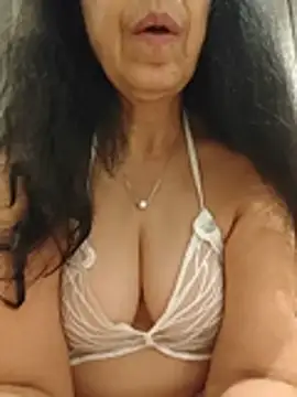 NakedMILFx Adlı Modelin Canlı XXX Sohbeti