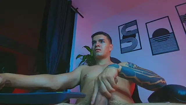 ALPHA_DOMINUS_: διαδικτυακό σόου στην κάμερα