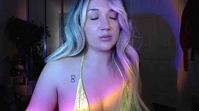 GoddessEmmy's Live XXX Chat