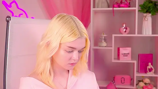 AdeleCartier Adlı Modelin Canlı XXX Sohbeti