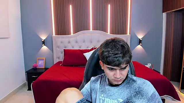 XXX chat uživo modela Tommy18__