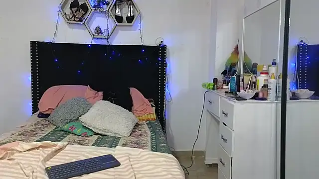 charlotte_077 Adlı Modelin Canlı XXX Sohbeti