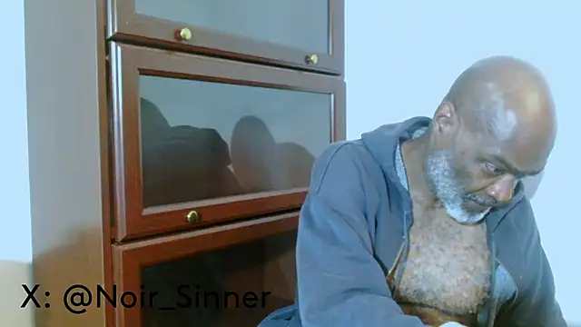 sinnernoir: διαδικτυακό σόου στην κάμερα