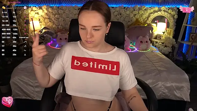FoxyShy Adlı Modelin Canlı XXX Sohbeti