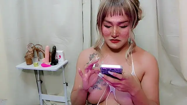 ChloeAsian's Webcam Show