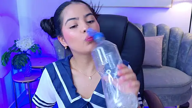 Layla_Breezee Adlı Modelin Canlı XXX Sohbeti
