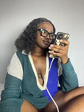 Moonzy77 live XXX chat