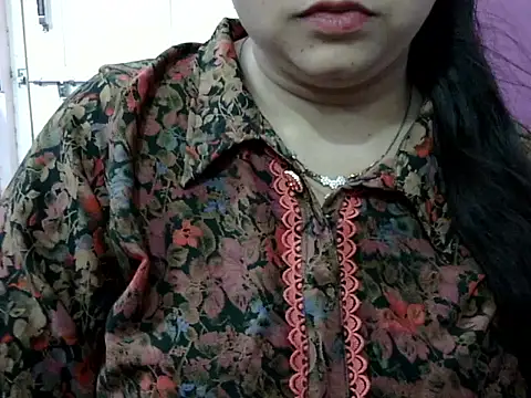 Cute_Aliyaa Adlı Modelin Canlı XXX Sohbeti