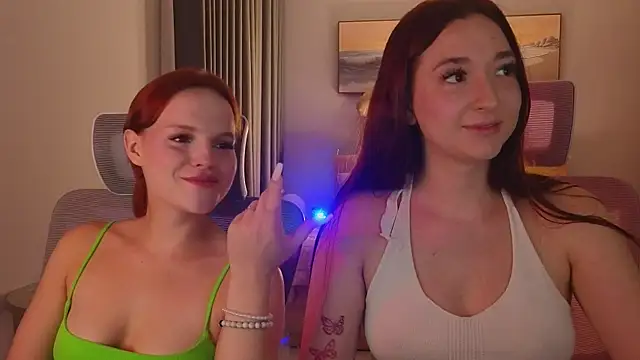 MoonkissGirls: διαδικτυακό σόου στην κάμερα