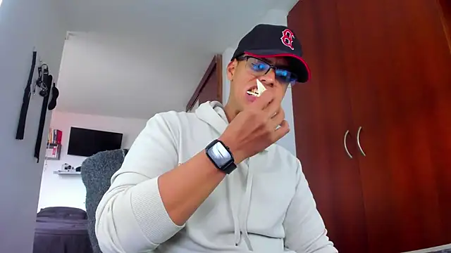 Show modela _John_Boy_ na web-kameri