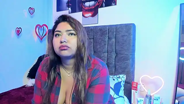 CurvyLolaX Show in webcam