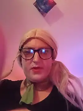 Webkamerová show sissytrapdolly24