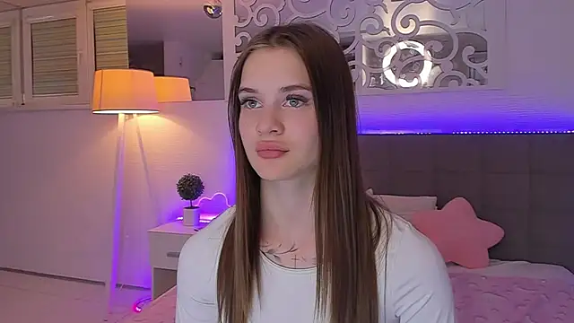 LuisaClover Adlı Modelin Canlı XXX Sohbeti