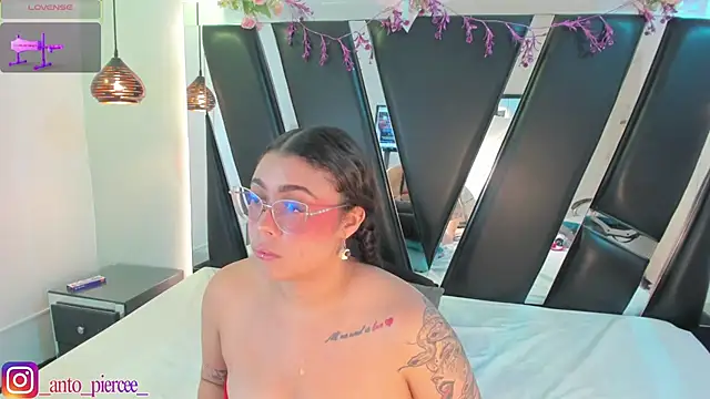 แชท XXX สดของ antonelllepiercee