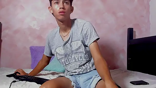 Baby_noahtt Show in webcam