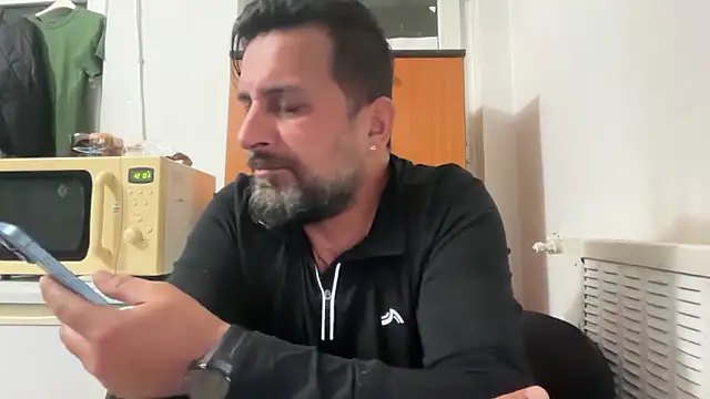 TARKAN1: διαδικτυακό σόου στην κάμερα
