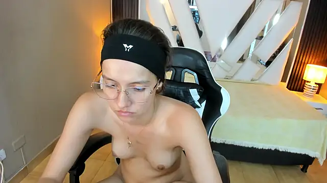 Chat XXX en directo de Linda4Petite