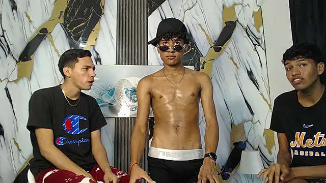 THREE_BLACK Live XXX Chat