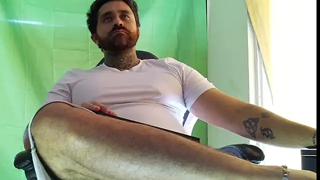 aronmiller404's Webcam Show